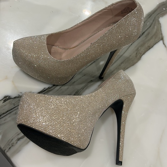 Shimmery Gold High Heel Platform Pumps,NWT, sz 9 - Picture 4 of 13
